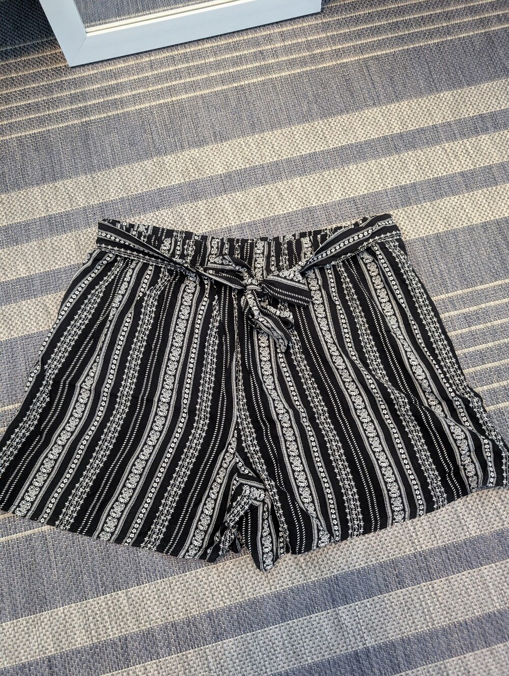 Black & White Patterned Tie-Waist Women's Shorts